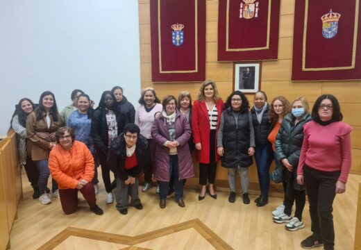 A alcaldesa recibiu no Consistorio a unha vintena de mulleres que participan en varios cursos municipais